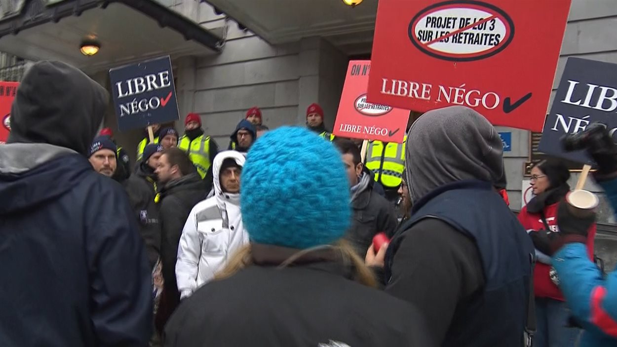 Des dizaines de manifestants se sont massés devant les bureaux administratifs situés près de l'hôtel de ville de Montréal.