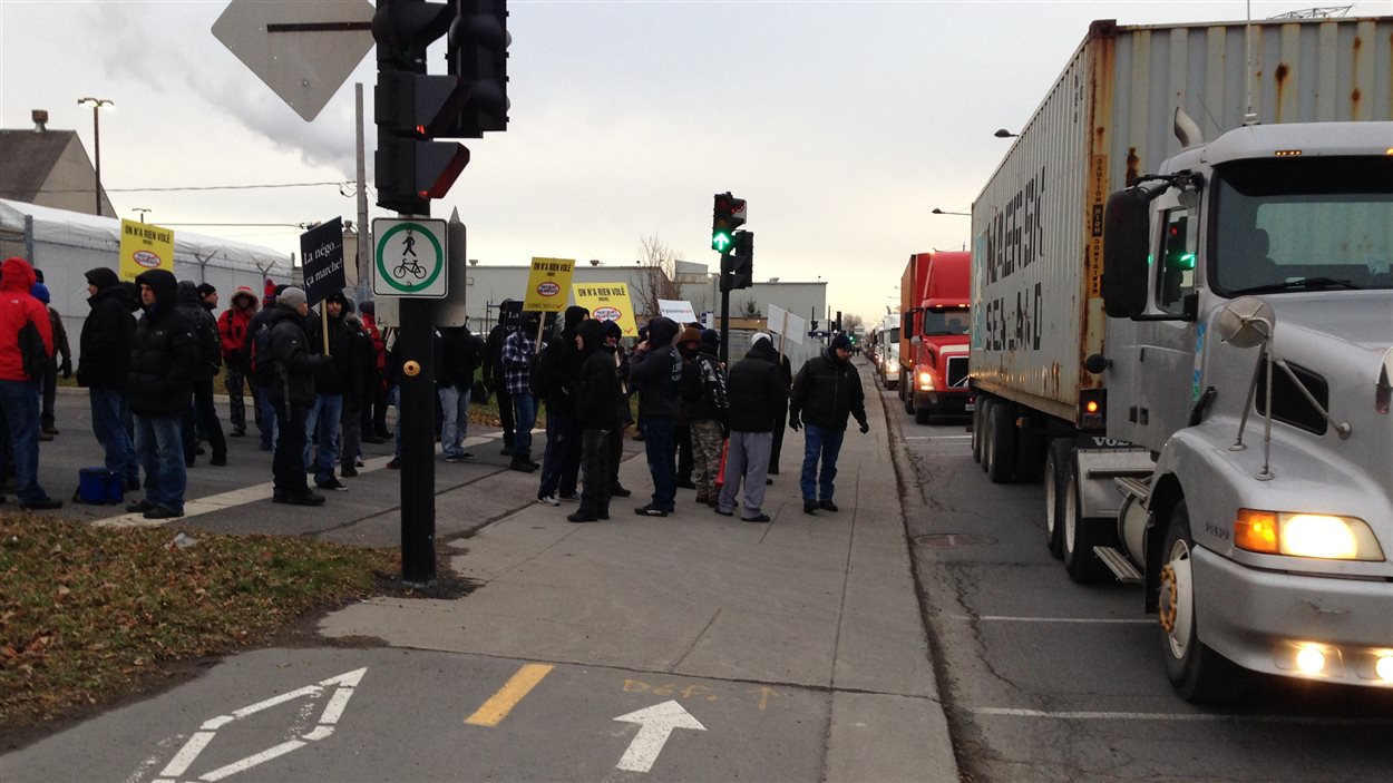 Des camionneurs n'ont pu accéder au port de Montréal tôt mercredi matin.