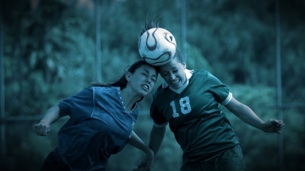 2 joueuses de soccer frappent le ballon avec leurs têtes