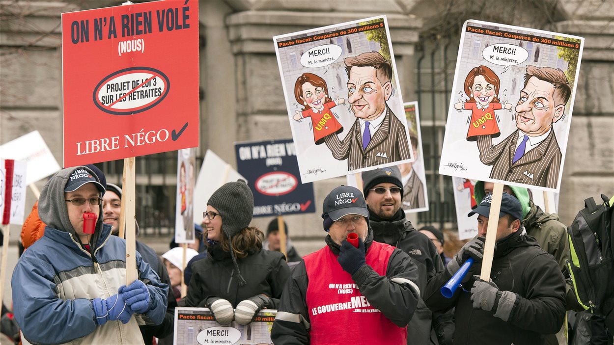 Des employés municipaux de Montréal manifestent devant l'hôtel de ville.