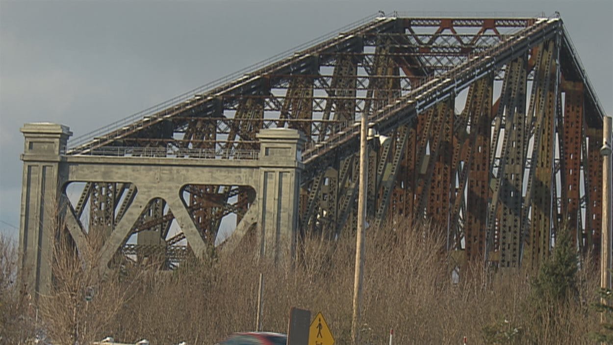 Les élus souhaite que le CN, propriétaire du pont, repeigne la structure couverte de rouille.
