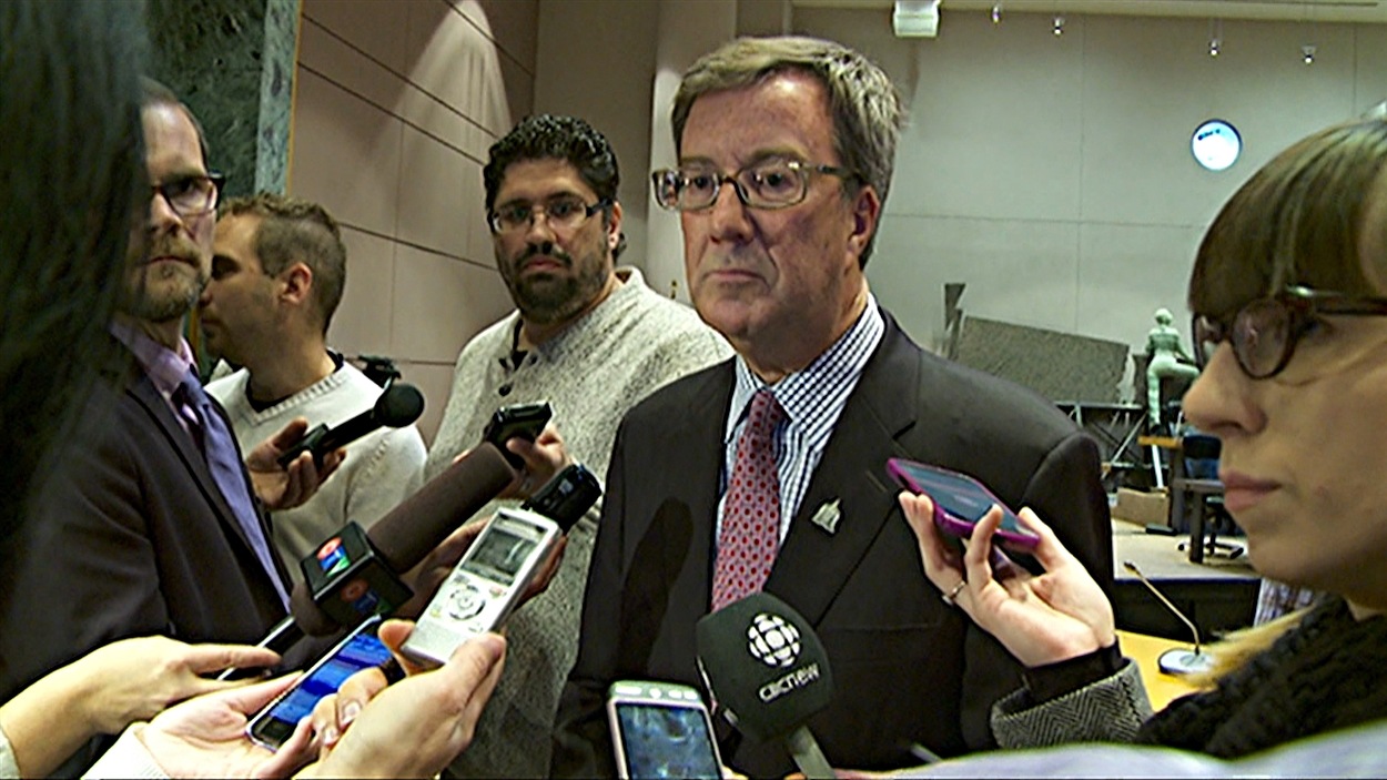 Le maire Jim Watson a répondu aux questions des journalistes, après le conseil municipal d'Ottawa. (26-11-14)