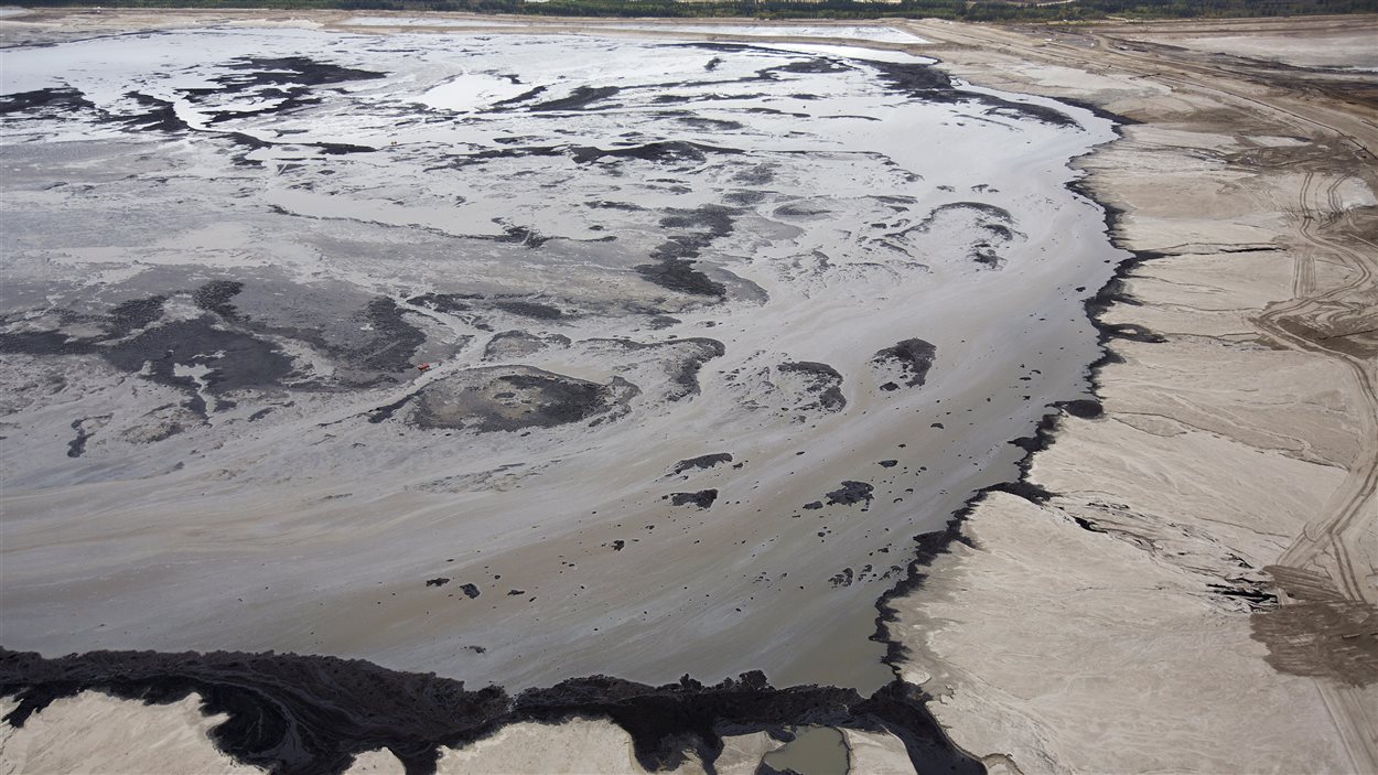 Un bassin de décantation de Shell, à son usine près de Fort McMurray, en Alberta
