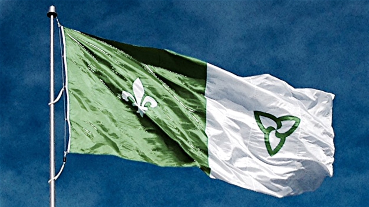 Le drapeau franco-ontarien flotte au sommet du Monument de la francophonie, à Hawkesbury. (28-11-14)