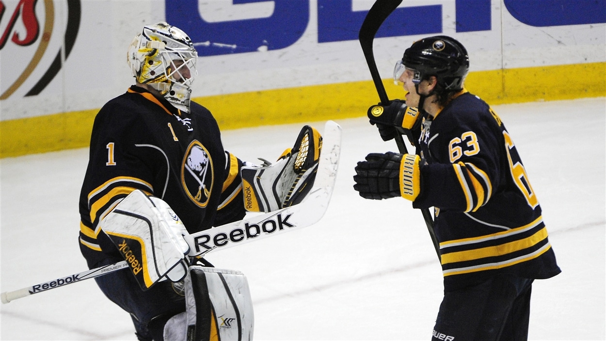 Jhonas Enroth et Tyler Ennis