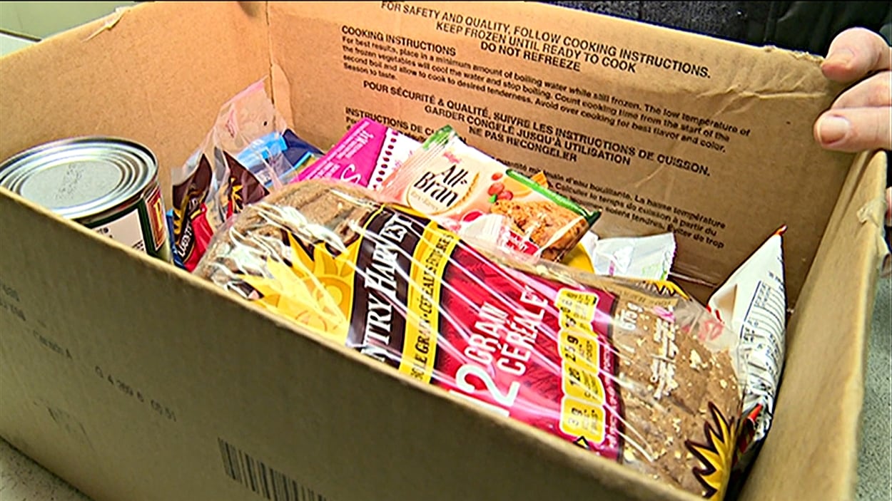 Une cliente vient chercher des denrées dans une banque alimentaire d'Ottawa.