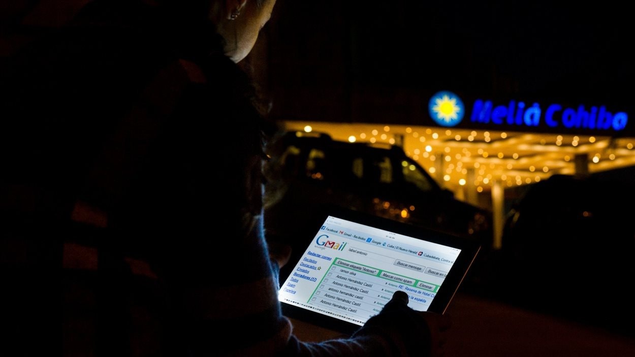 Un Cubain utilise illégalement une connexion wi-fi pour naviguer sur Internet.