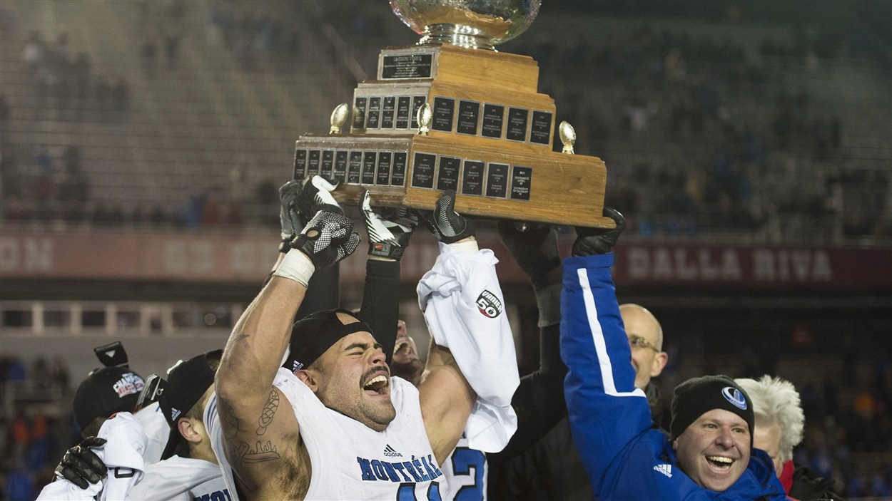 Byron Archambault et l'entraîneur-chef Danny Maciocia soulèvent la Coupe Vanier.