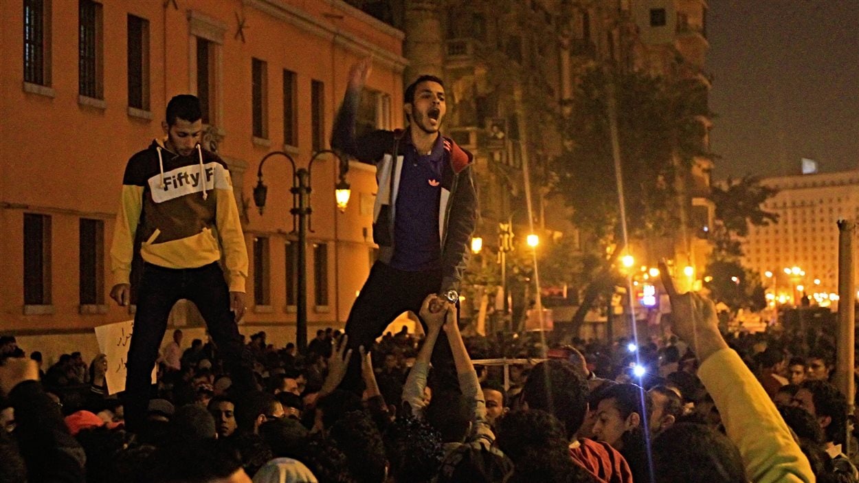Des manifestants au Caire dénoncent l'acquittement de l'ancien président égyptien Hosni Moubarak, le 29 novembre
