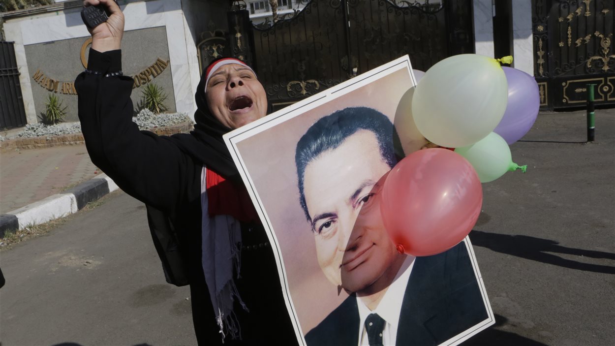 Une femme au Caire se réjouit de l'acquittement de l'ancien président égyptien Hosni Moubarak, le 29 novembre.