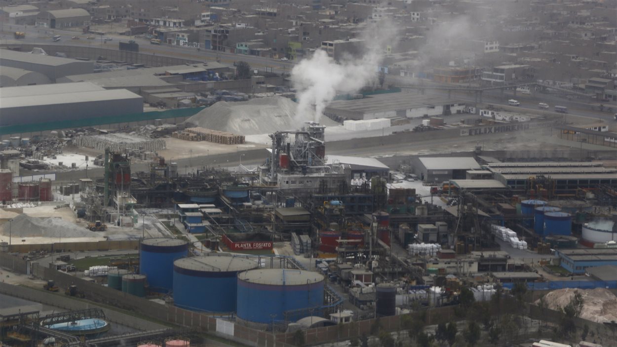 Vue aérienne d'une usine à Callao, près de Lima, au Pérou, où se tient la Conférence mondiale sur le climat de l'ONU du 1er au 12 décembre.