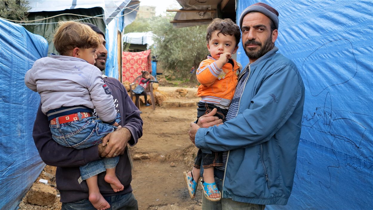 « Quand les hommes vont travailler, on est heureuses mais on prie. On prie pour qu'on les paie parce que souvent, ils ne sont pas payés », dit une réfugiée syrienne du camp de Ketermeya, au Liban.