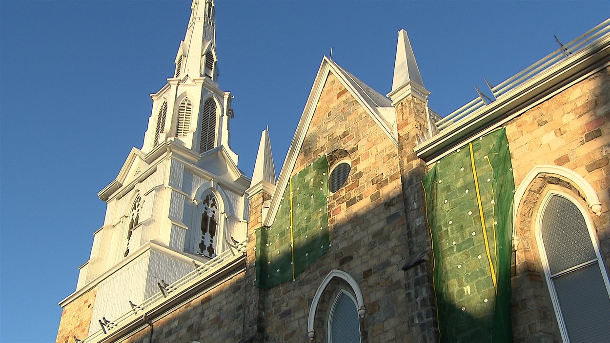 Les filets installés sur la cathédrale de Rimouski