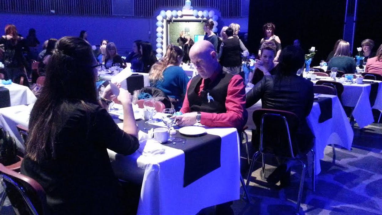 Des dizaines de personnes participent à la soirée de la Table de concertation contre la violence faite aux femmes et aux adolescentes