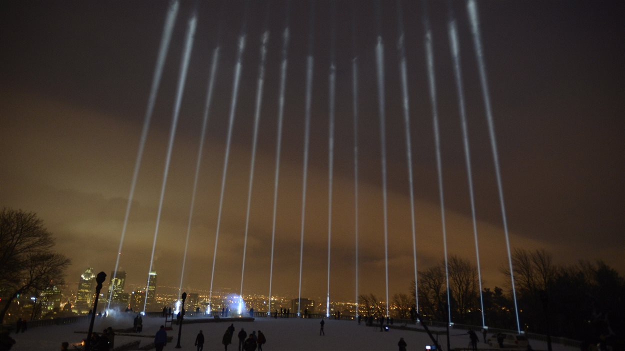 Quatorze faisceaux illuminent le belvédère du Mont-Royal pour rendre hommage aux victimes de Polytechnique, le 6 décembre.