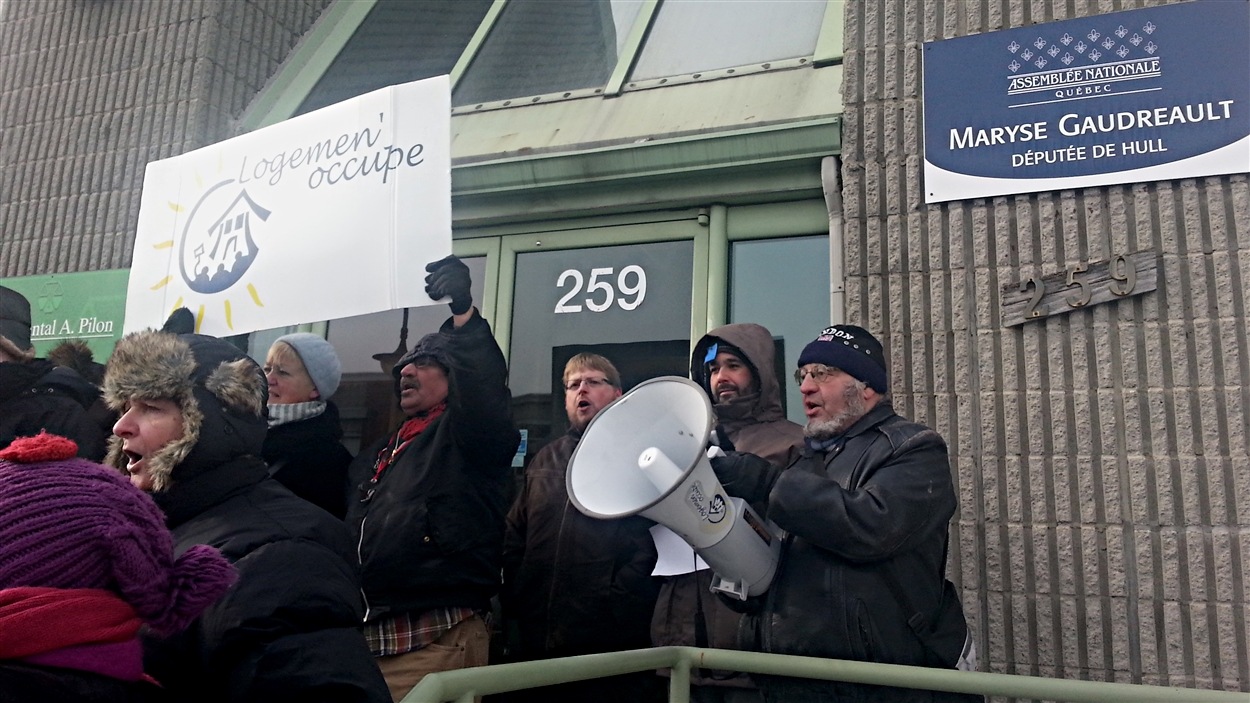 Une trentaine de manifestants se sont fait entendre devant les bureaux de la députée de Hull, Maryse Gaudreault. (08-12-14)