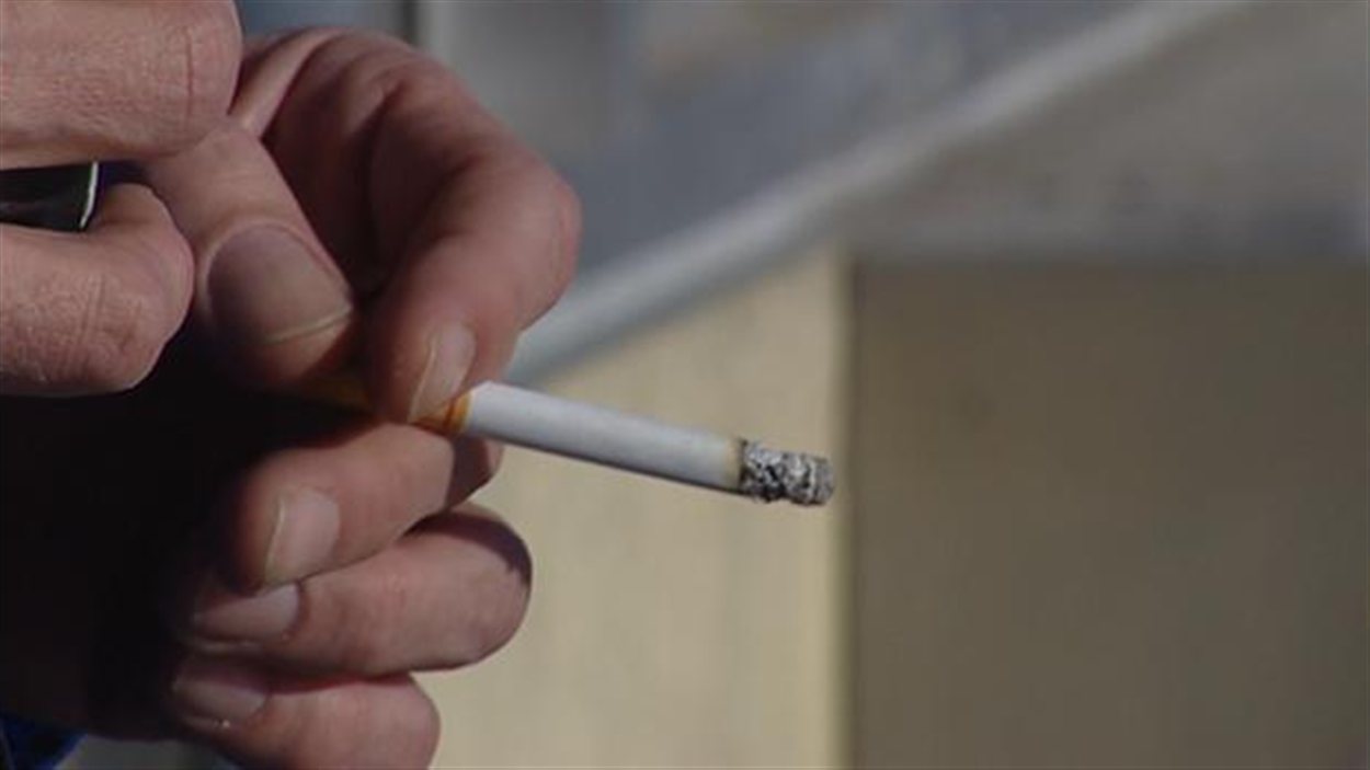 Un fumeur à l'extérieur