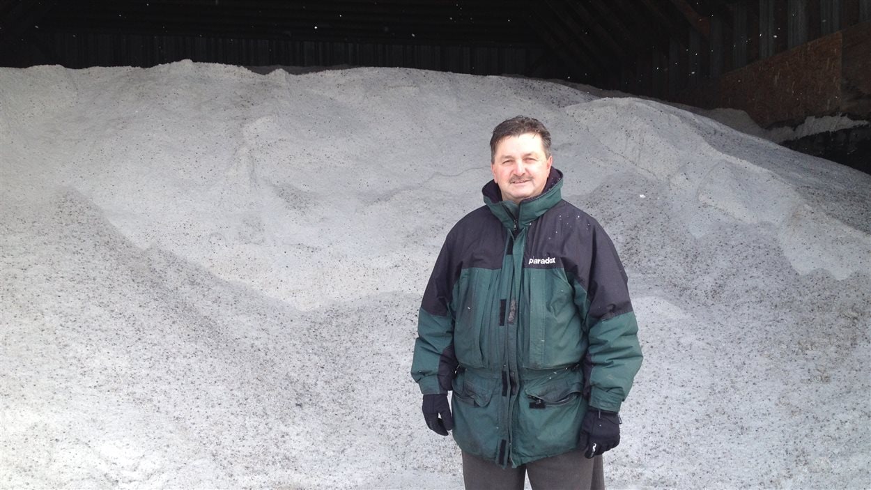 Noël Lanouette, directeur de la division des travaux publics de la Ville de Rouyn-Noranda, devant une montagne de sel déglaçant