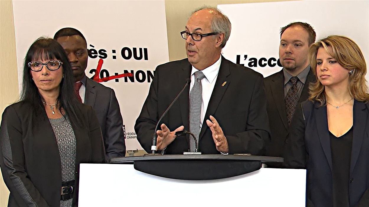 Louis Godin (au centre), président de la FMOQ