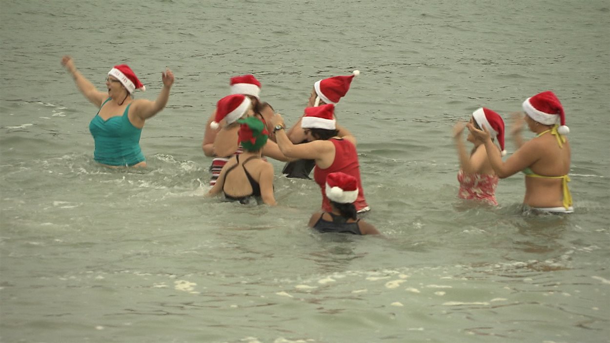 Quelque 150 baigneurs ont bravé le froid à Percé pour amasser des dons pour Opération Enfant Soleil.