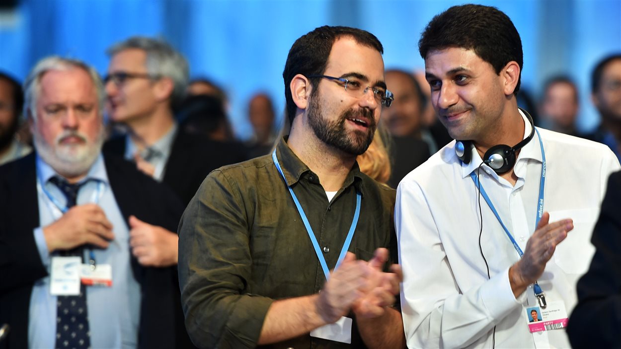 Des diplomates applaudissent à la signature d'un accord sur le climat à Lima.