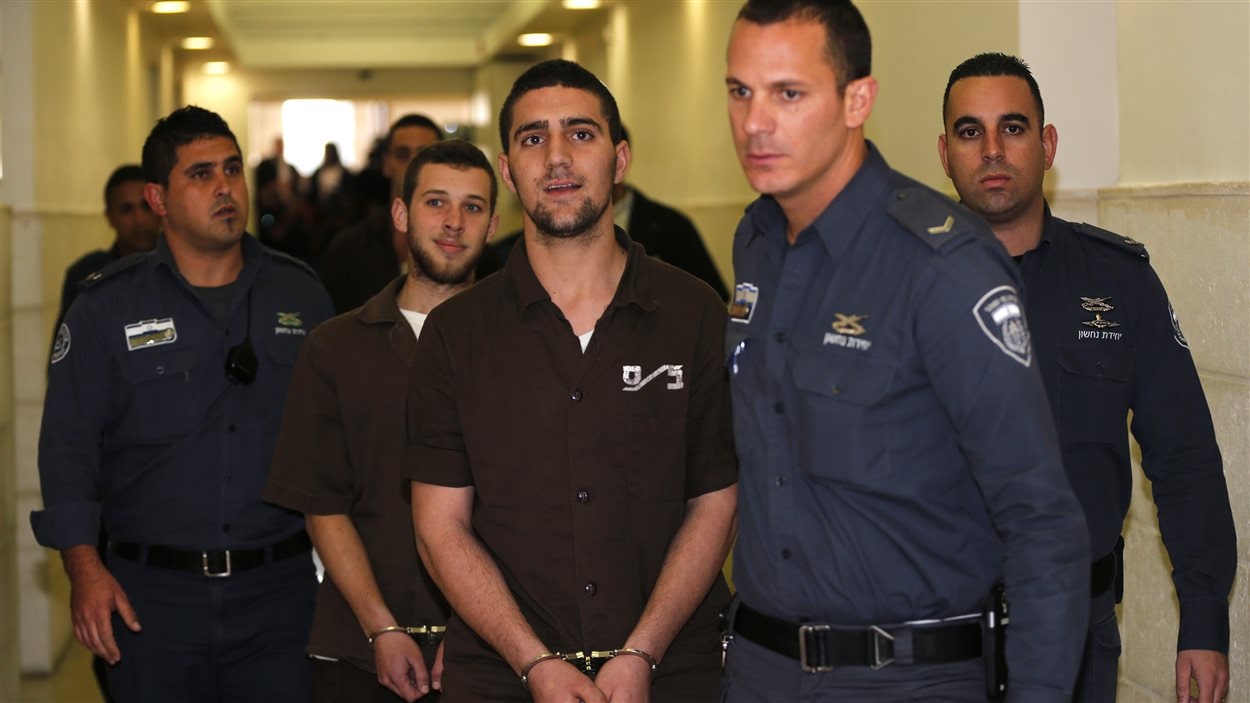 Des Israéliens du groupe extrémiste Lehava escortés par des gardiens de prison