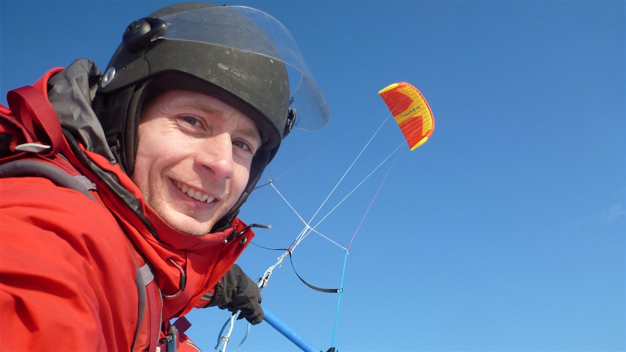 Frederic Dion tracte par un parachute 