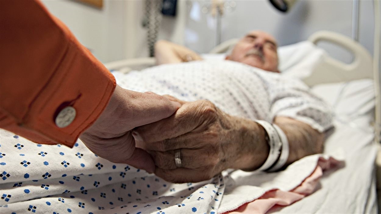 Un aîné reçoit des soins dans un centre hospitalier.