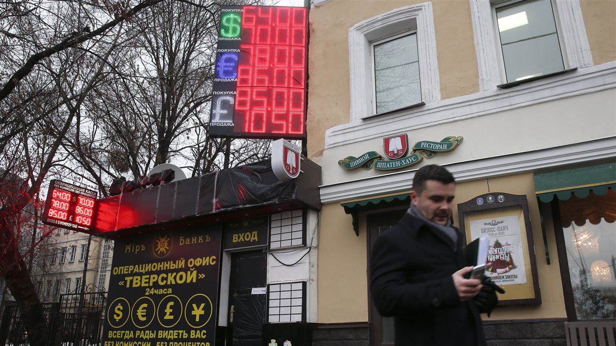 Les bureaux de change de Moscou réflètent la chute du rouble. Mardi, un dollar valait 80 roubles, tandis qu'un euro en valait 100.