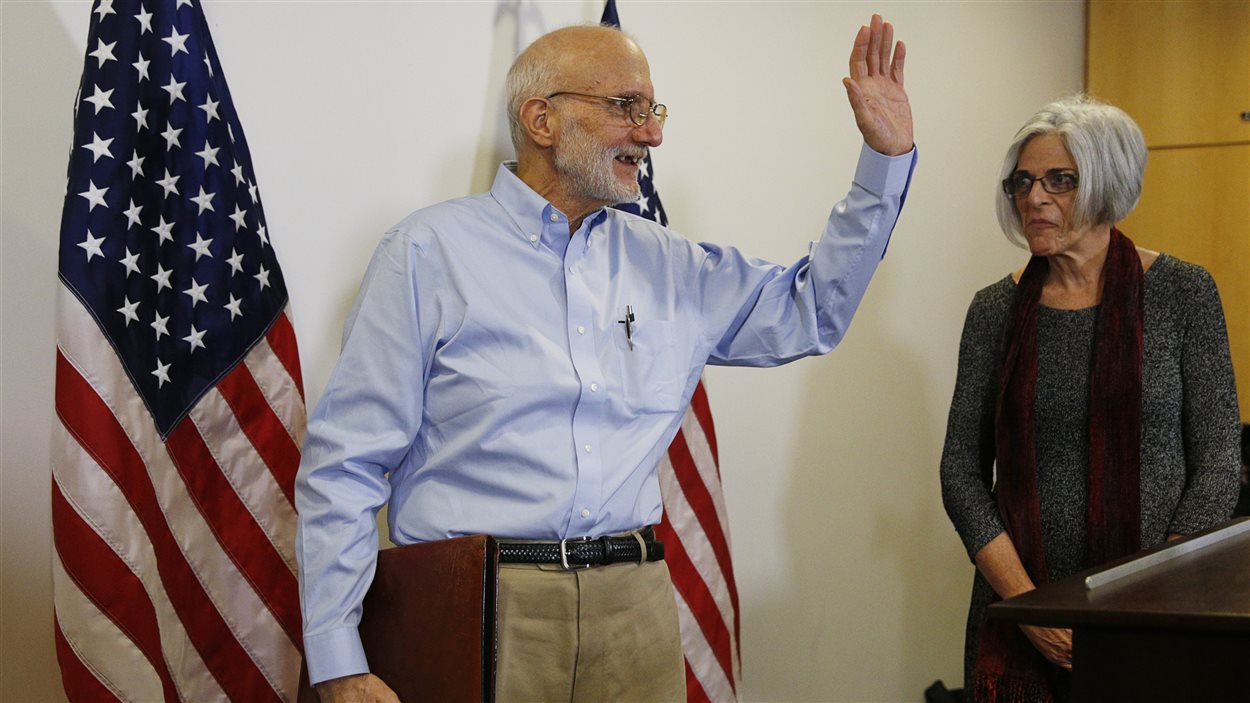 Alan Gross en compagnie de sa femme Judy, alors que prenait fin la conférence de presse.