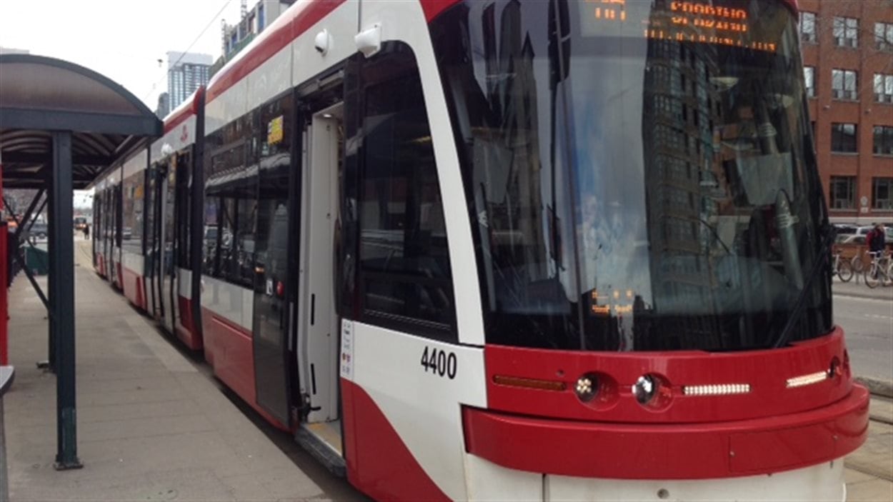 L'un des nouveaux tramways de Bombardier en circulation à Toronto