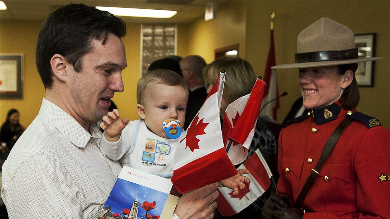 Un père et son fils reçoivent la citoyenneté canadienne