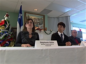 De gauche à droite, la ministre de la Justice et responsable de la région de l'Outaouais, Stéphanie Vallée, le président du conseil d'administration du Gîte Ami, Gilles Cloutier, et le président de la Soupe populaire de Hull, Paul Surprenant.