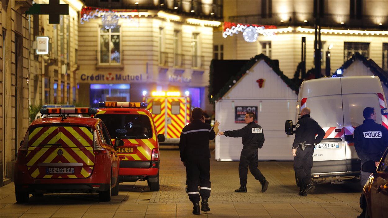 Policiers et services de secours arrivent à l'endroit où l'homme a foncé sur la foule.