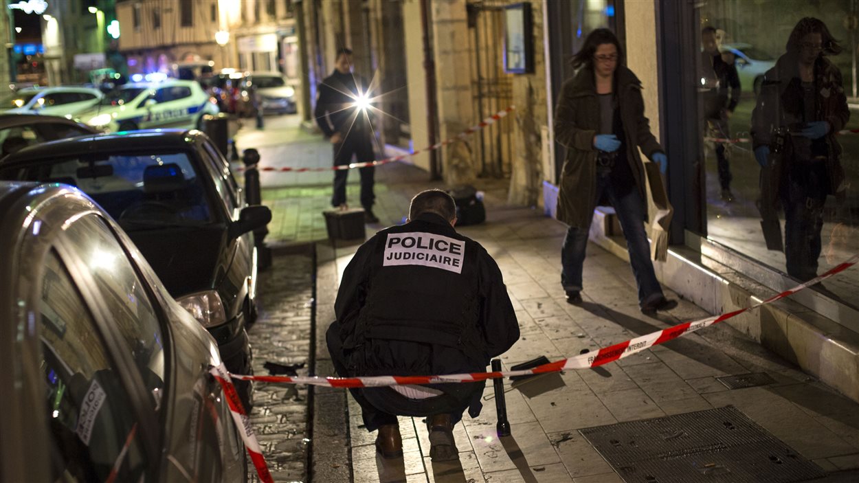 Des policiers enquêtent sur les lieux où un individu a percuté une dizaine de piétons à Dijon.