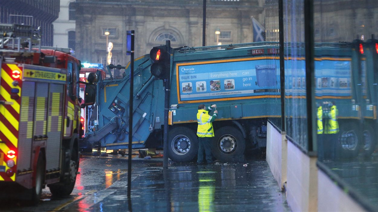 Le conducteur de ce camion a eu un malaise et il a frappé plusieurs piétons avant de terminer sa course dans un bâtiment.