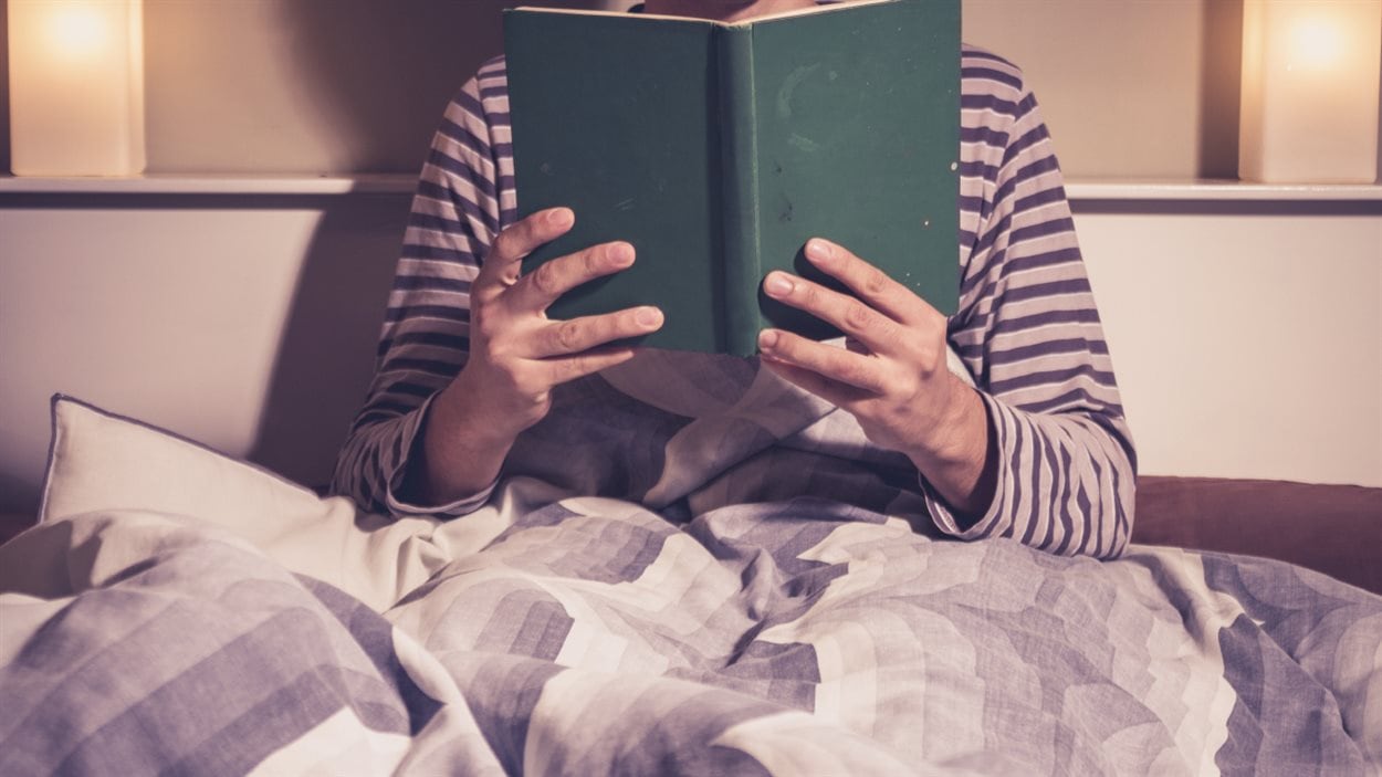 Avant de s'endormir, rien de mieux que le bon vieux livre papier, selon une étude américaine