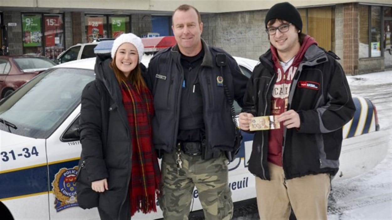 Un policier de Longueuil donne un billet de 100 $ à deux conducteurs.