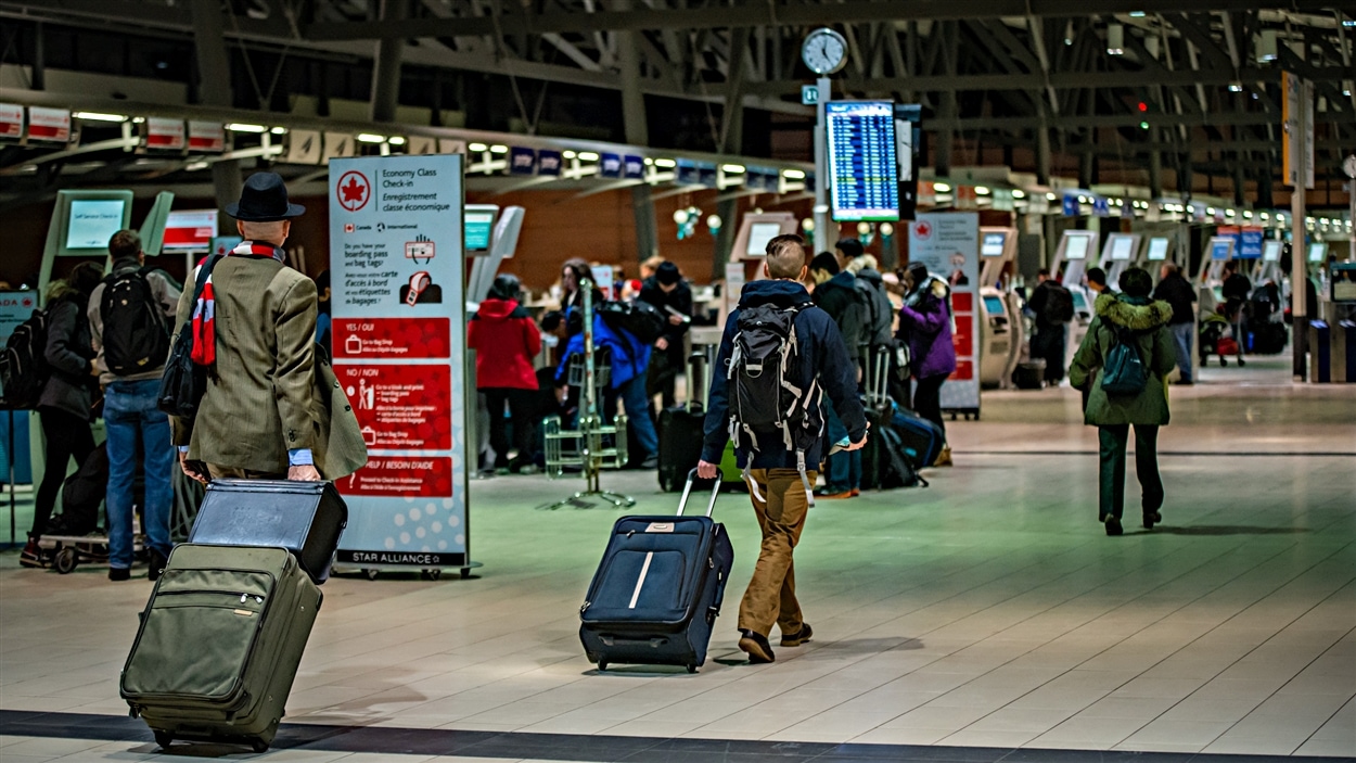 Des voyageurs à l'aéroport d'Ottawa. (23-12-14)