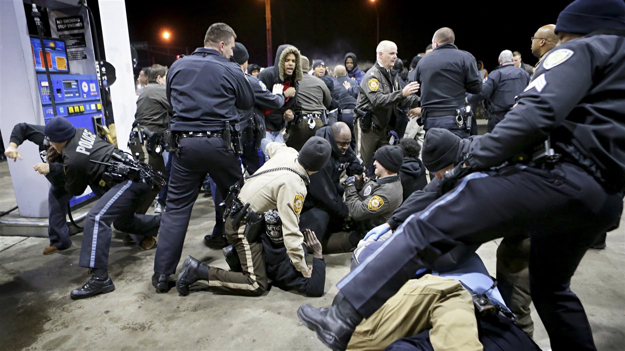 Des affrontements entre policiers et manifestants ont éclaté après la mort d'un jeune homme à Berkeley, au Missouri