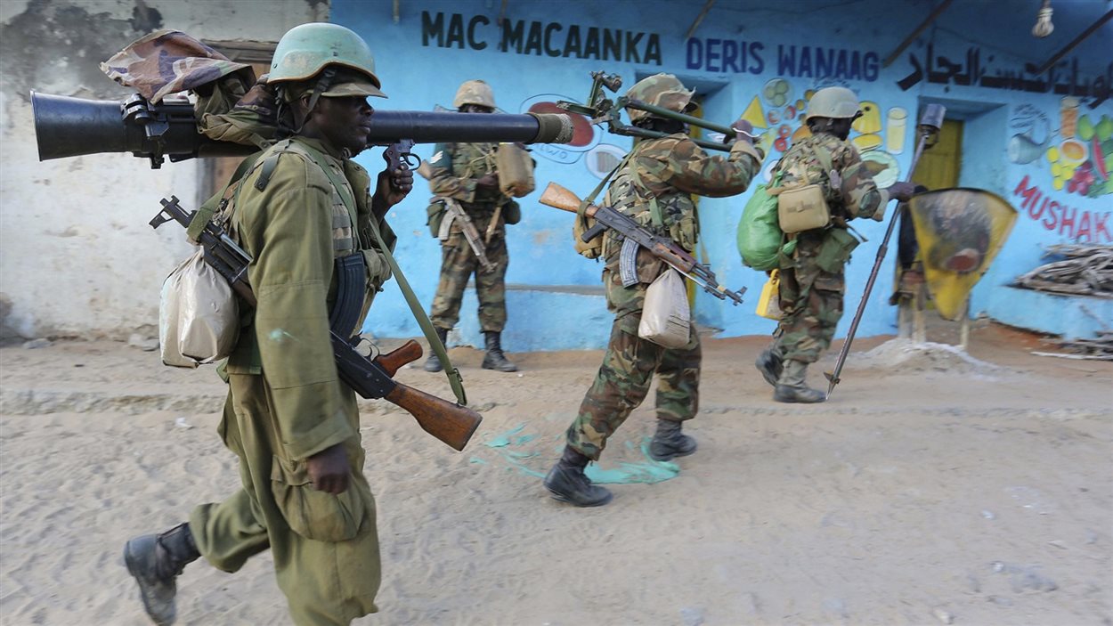 Des soldats somaliens et des casques bleus de la mission de l'Union africaine entrent dans la ville de Barawe, en octobre 2014.