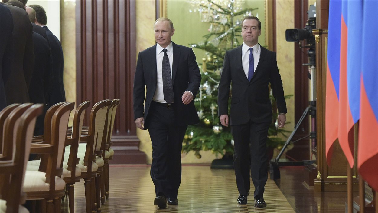 Vladimir Poutine et son premier ministre, Dmitry Medvedev, assistent à une réunion du gouvernement le 25 décembre 2014.