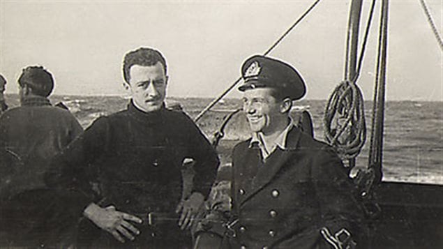 Stanislas Déry, commandant en second du HMCS St.Thomas, en compagnie de Peter Heisig, commandant en second du sous-marin U-877, en 1944.