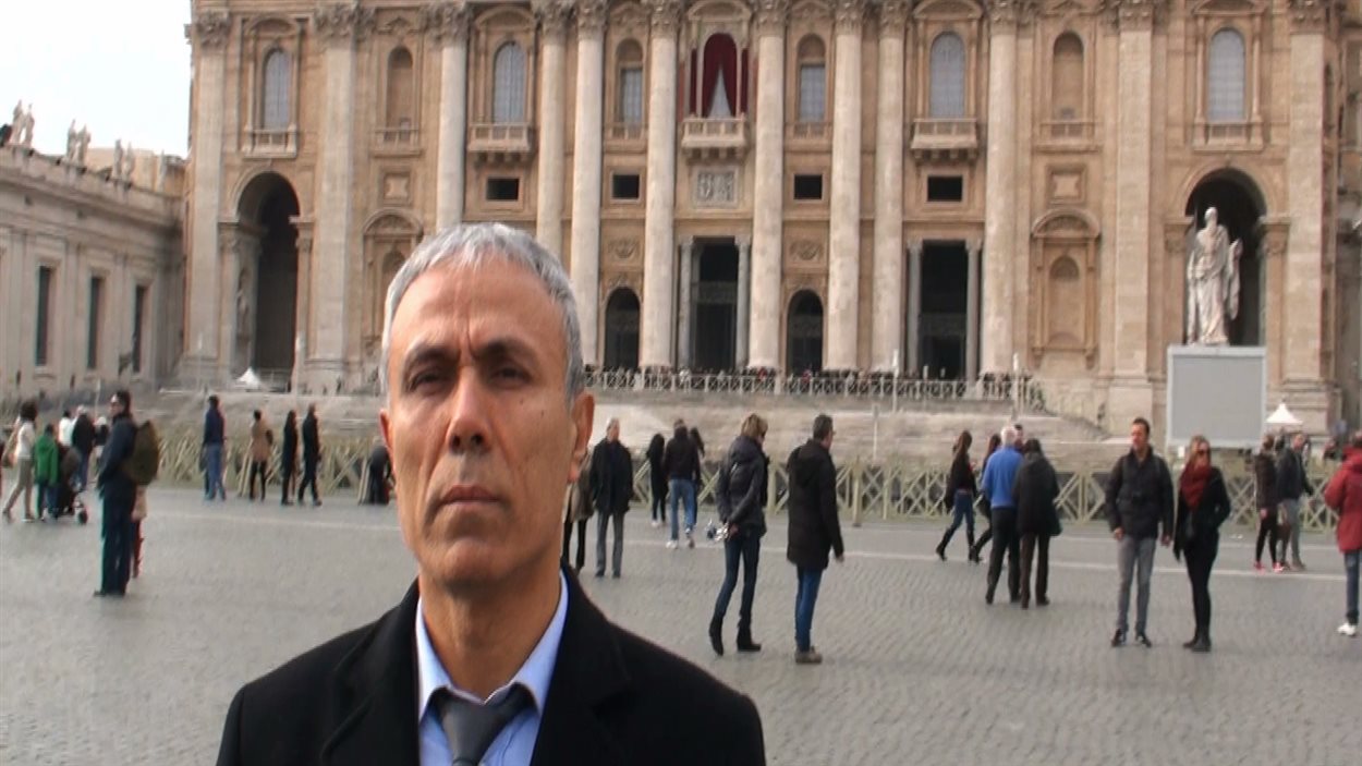 Dans cette image extraite d'une vidéo produite par Adnkronos International, Ali Agça est debout devant la basilique Saint-Pierre, le samedi 27 décembre 2014.