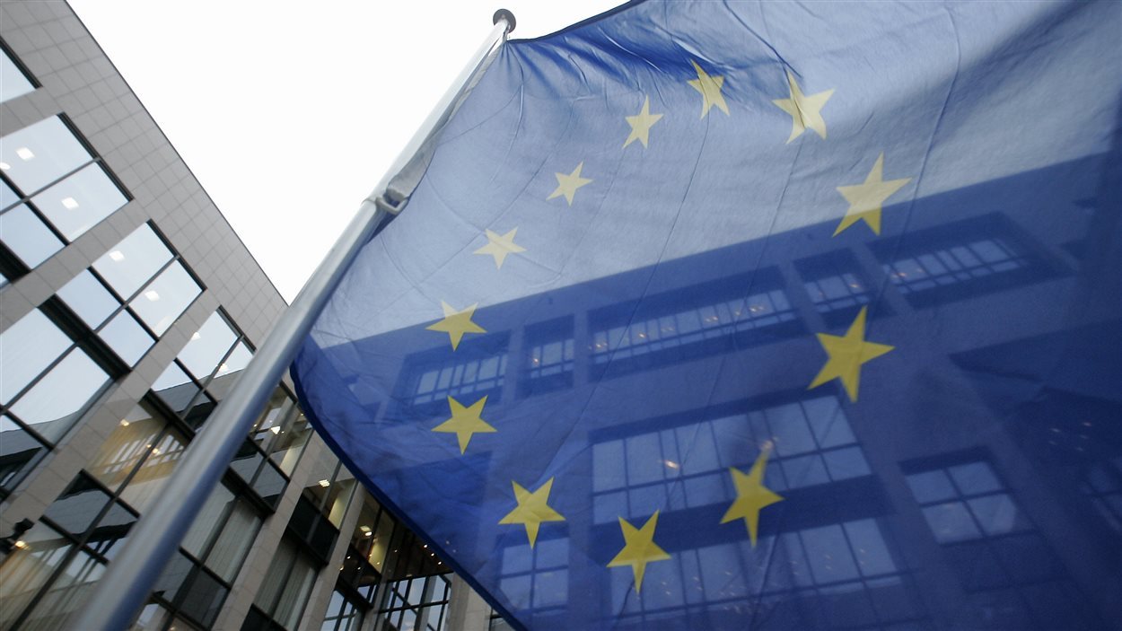 Le drapeau de l'Union européenne flottant devant les bureaux de l'organisation à Bruxelles.