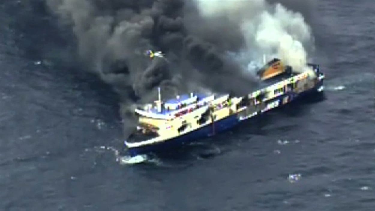 Traversier en feu au large de la Grèce