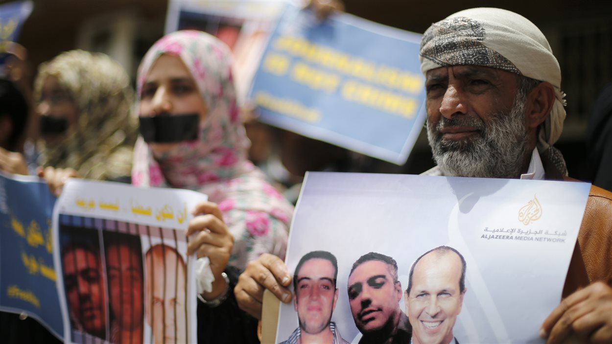 Manifestation au Yémen pour la libération des trois journalistes d'Al-Jazira emprisonnés en Égypte depuis un an. 