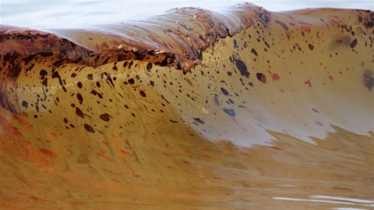 Une vague d'eau contenant du pétrole brut issu du déversement pétrolier de Deepwater Horizon dans le golfe du Mexique.