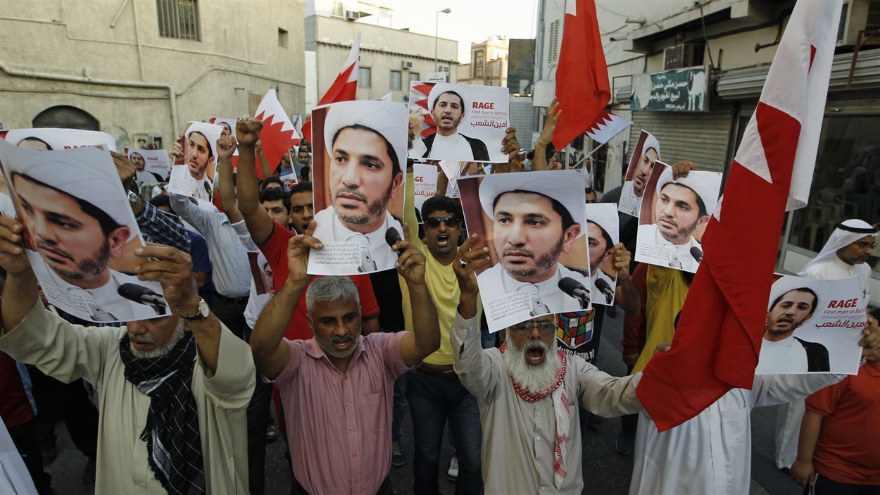 Des manifestants protestent contre la détention du chef de l'opposition chiite, Cheikh Ali Salman  