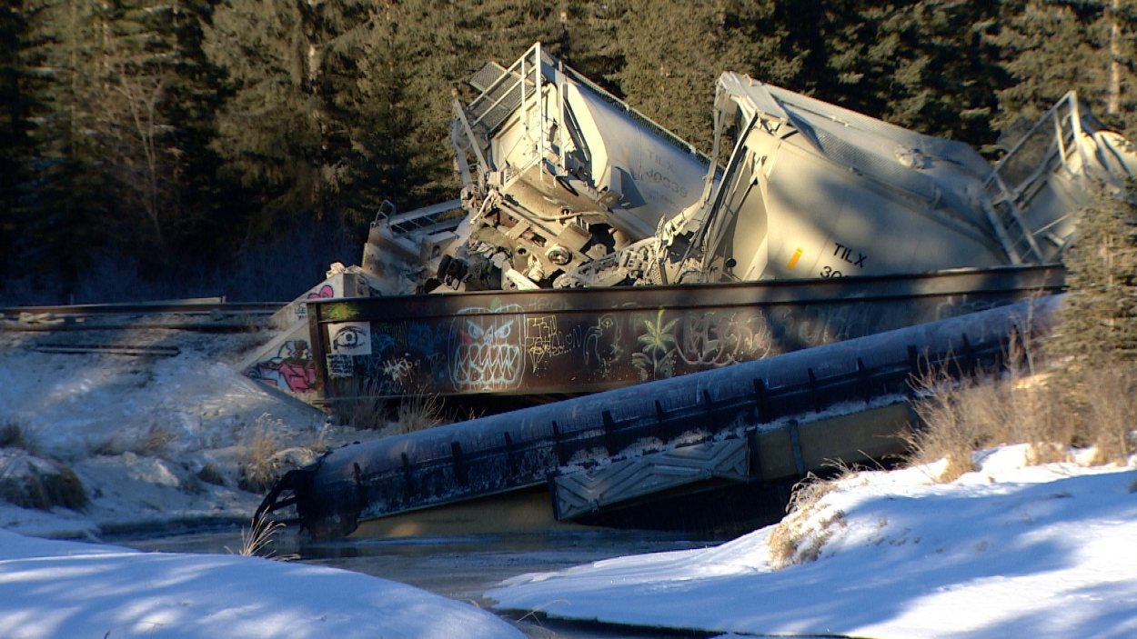 Des wagons se sont déversés dans cet affluant de la rivière Bow.
